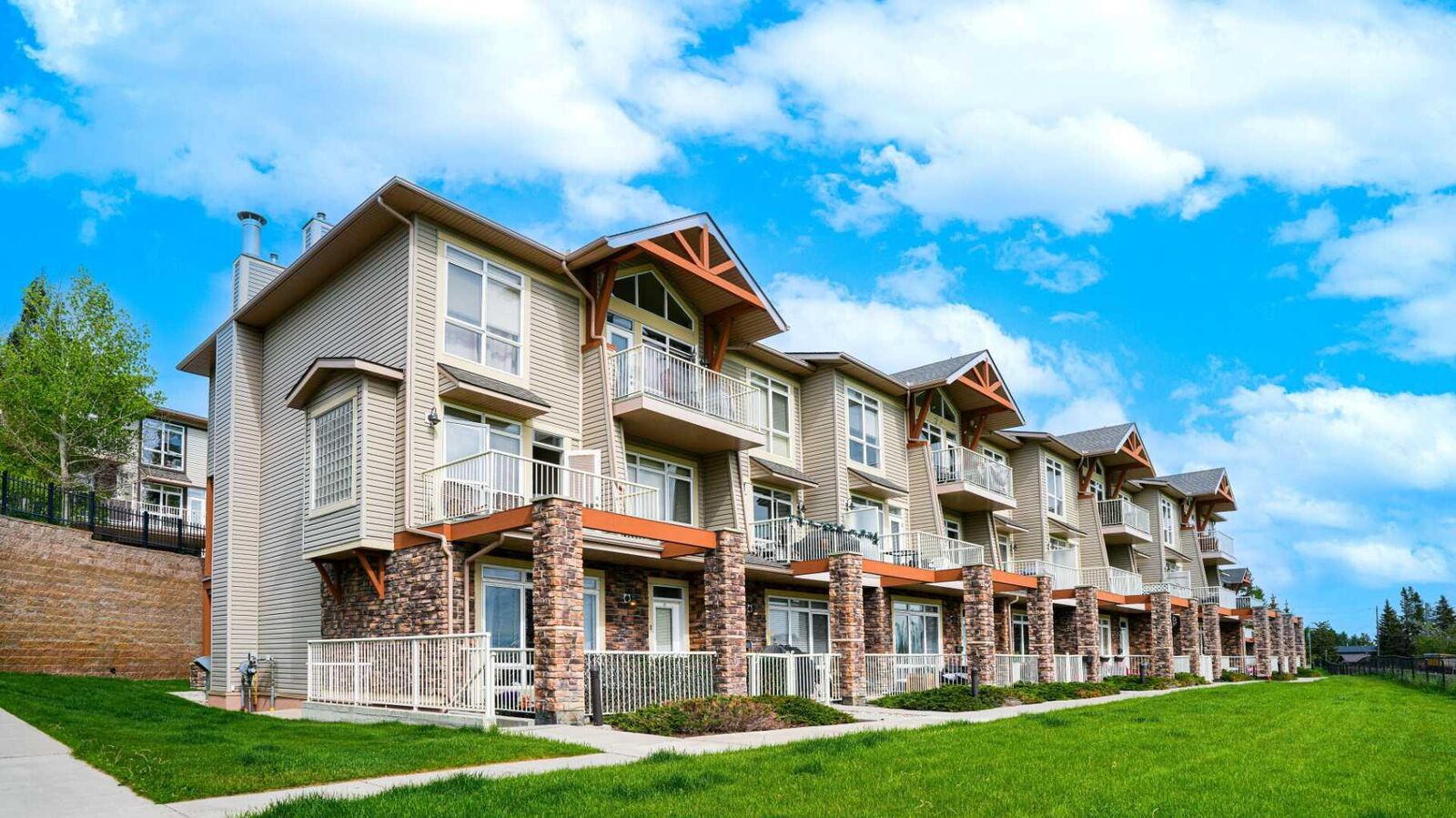 Property Photo:  169 Rockyledge View NW 1  AB T3G 5X1 