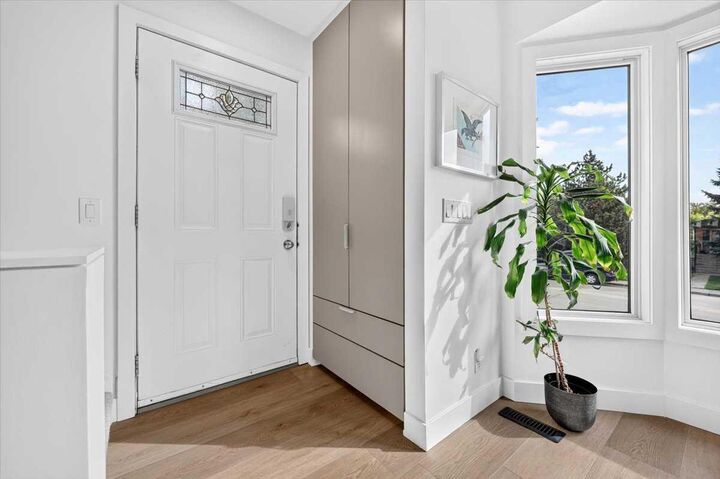 Property Photo:  2837 29 Street SW  AB T3E 2K7 