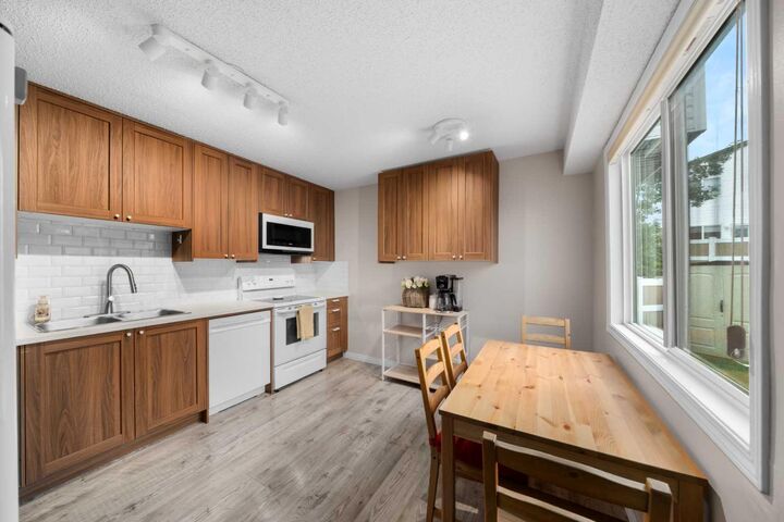 Property Photo:  5103 35 Avenue SW 113  AB T3E 6L9 