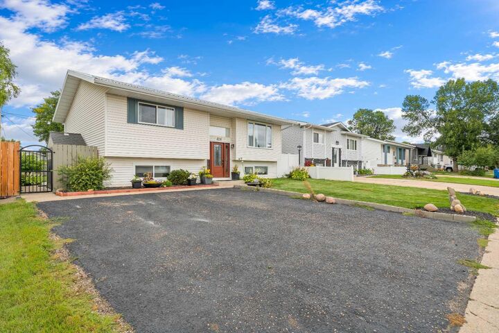 Property Photo:  828 6 Street SE  AB T0J 2P0 