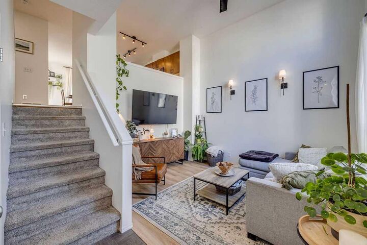 Property Photo:  164 Elgin Gardens SE  AB T2Z 4T7 