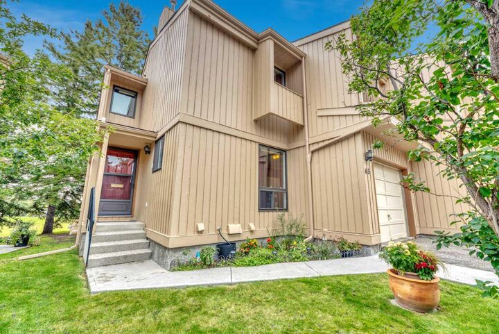 Property Photo:  70 Beacham Way NW 65  AB T3K 1R8 