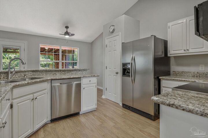 Property Photo: 1028 Great Oaks Dr FL 32563