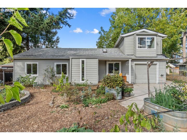 Property Photo:  12629 SE Reedway St  OR 97236 