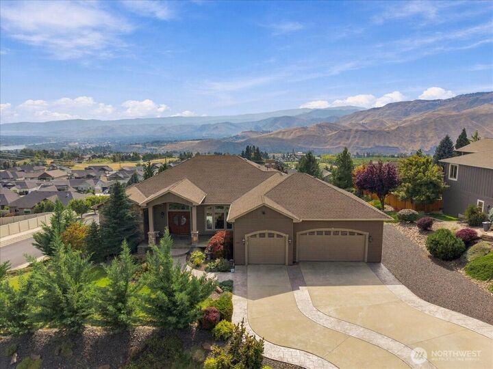 Property Photo:  905  Golden Crest Drive  WA 98801 