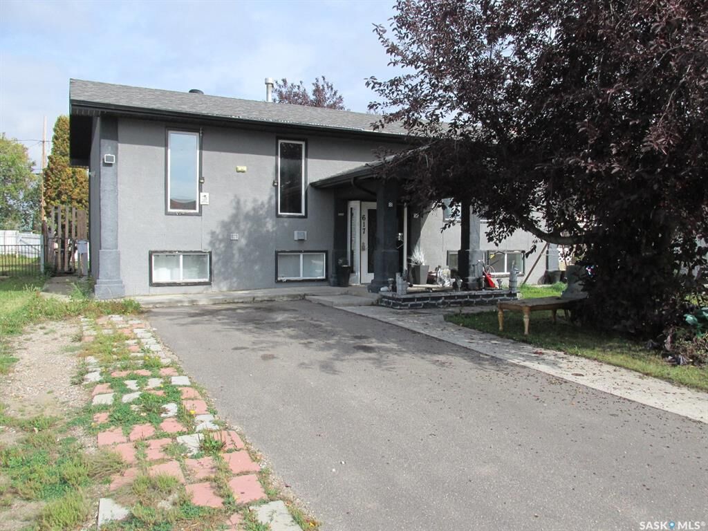 Property Photo:  617 8th Avenue W  SK S0E 1E0 