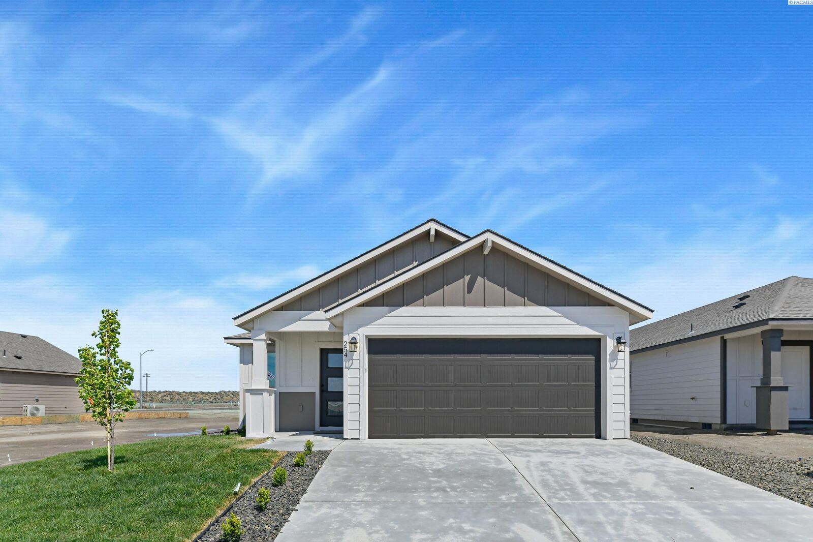 Property Photo: 254 N Dewberry Pl WA 99336