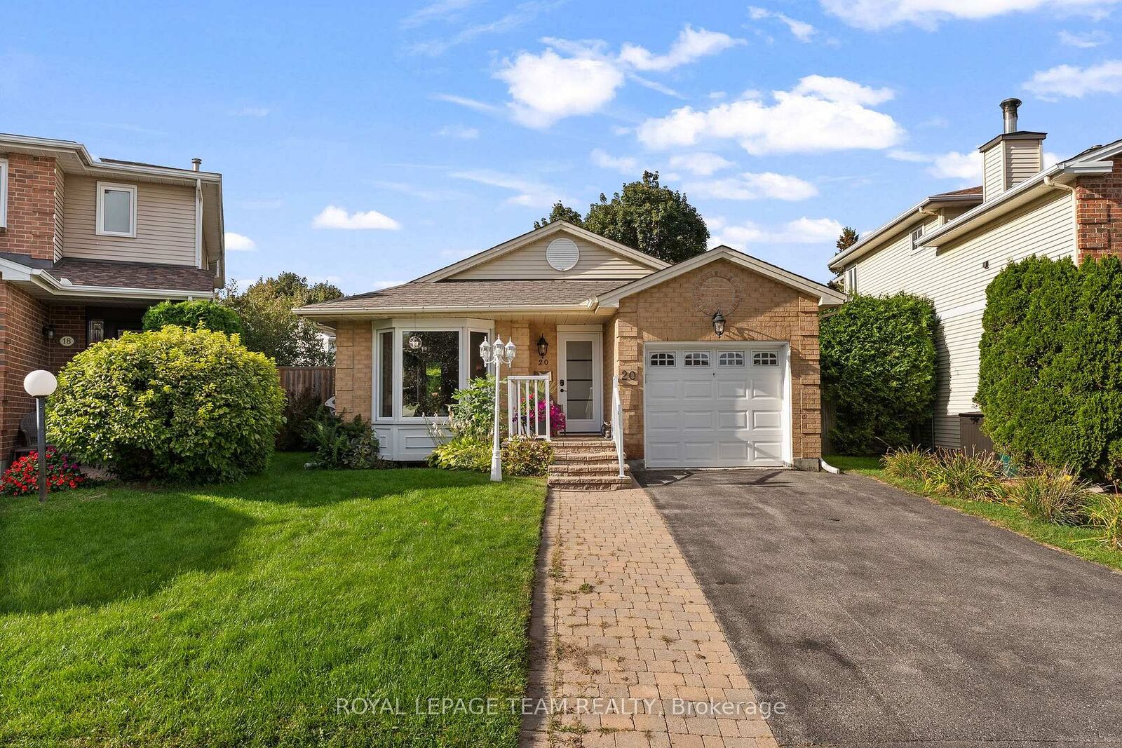 Property Photo:  20 Pickwick Drive  ON K2J 3H7 