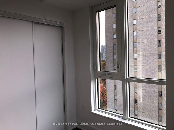 Property Photo:  202 Burnhamthorpe Road E 1004  ON L5A 4L4 