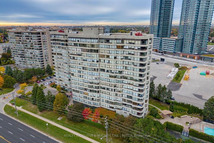 Property Photo:  7460 Bathurst Street 1501  ON L4J 7K9 