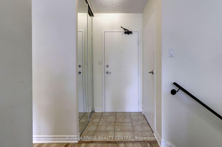 Property Photo:  1000 Cedarglen Gate 201  ON L5C 3Z5 