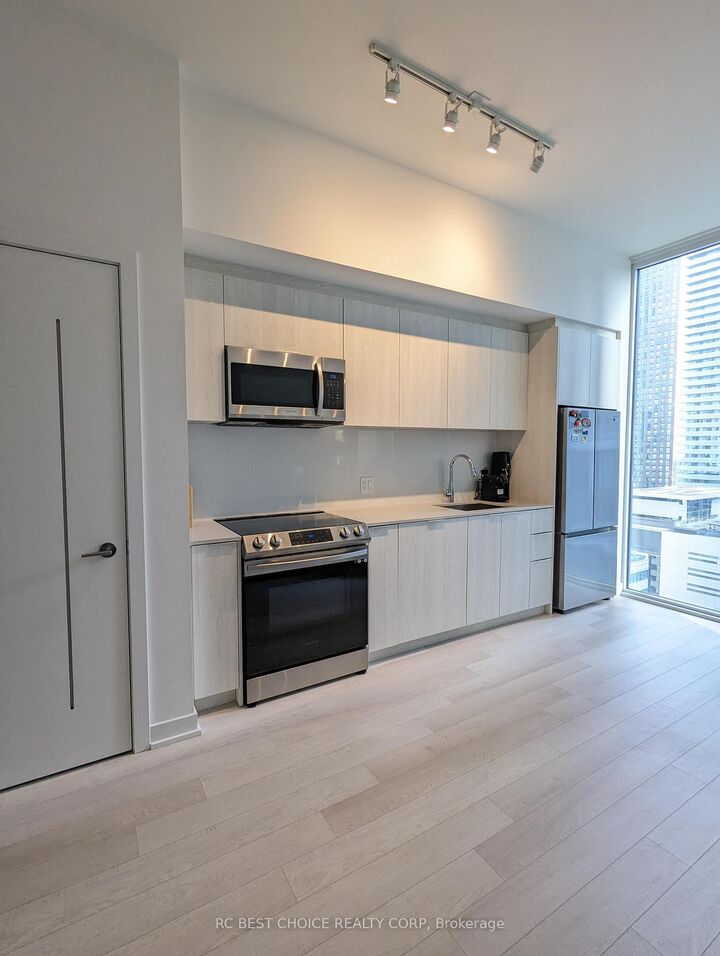 Property Photo:  357 King Street W 1606  ON M5V 0S7 