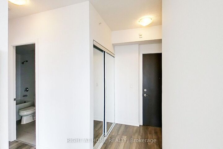 Property Photo:  550 North Service Road 1101  ON L3M 0H9 