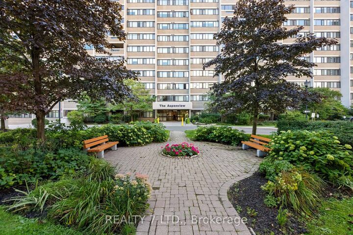 Property Photo: 50 Elm Drive E 1507 ON L5A 3X2