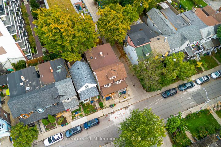 Photo de la propriété: 69 Laing Street ON M4L 2N4