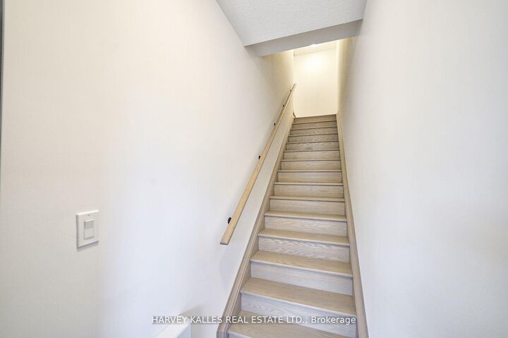 Property Photo:  17 Lytham Green Circle 21  ON L3Y 0H4 