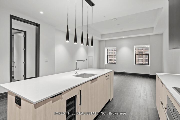Property Photo:  2 Avenue Road 1502  ON M5R 0C6 