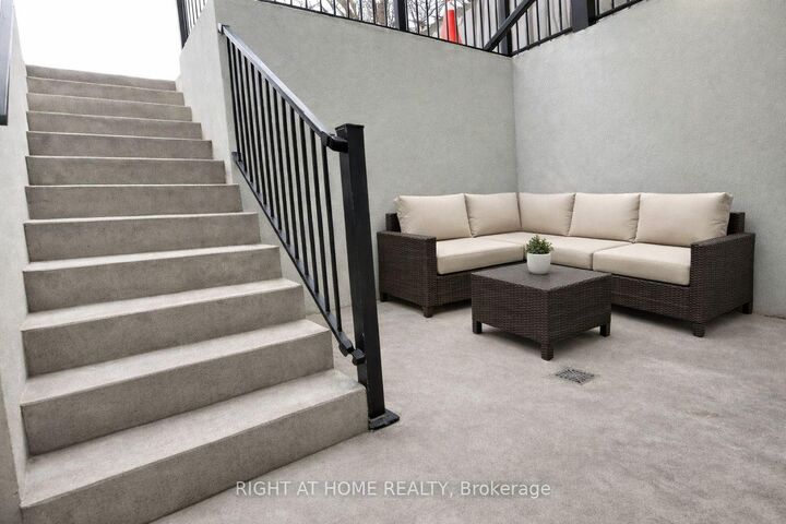Property Photo:  674 Manning Avenue Unit # 1  ON M6G 2W4 