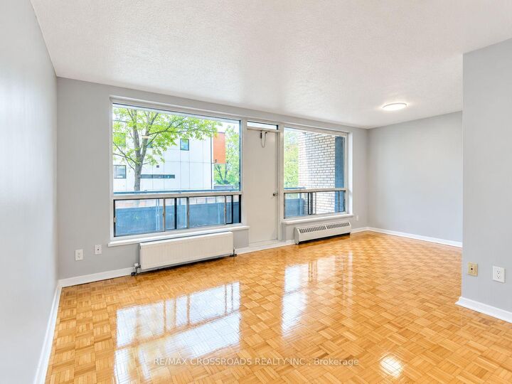 Property Photo:  363 Lakeshore Road E 207  ON L5G 1H7 
