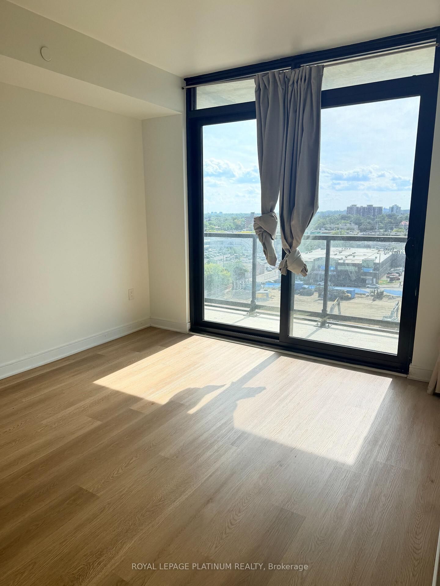 Property Photo:  86 Dundas Street E 819  ON L5A 1W4 