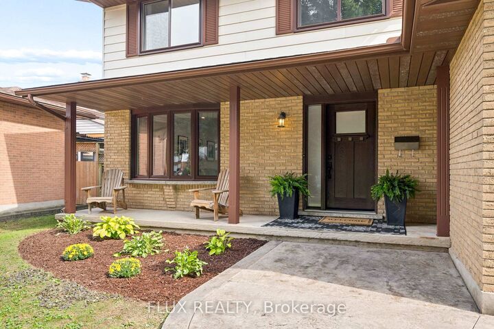 Property Photo:  125 Martinglen Crescent  ON N2E 2A3 