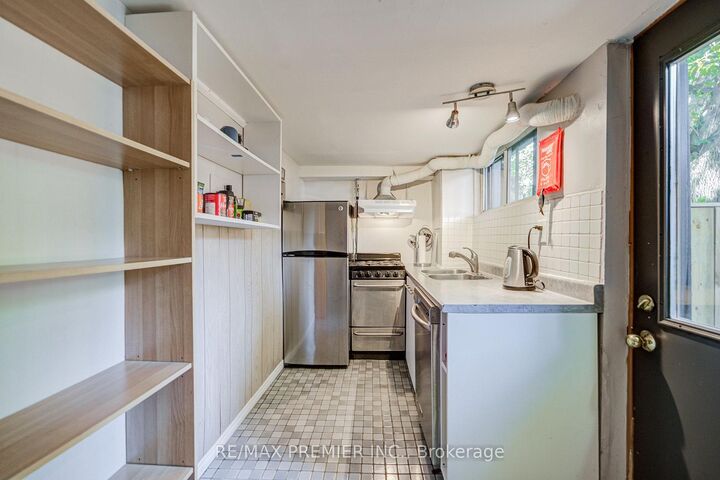 Property Photo:  224 Lippincott Street 1  ON M5S 2P5 