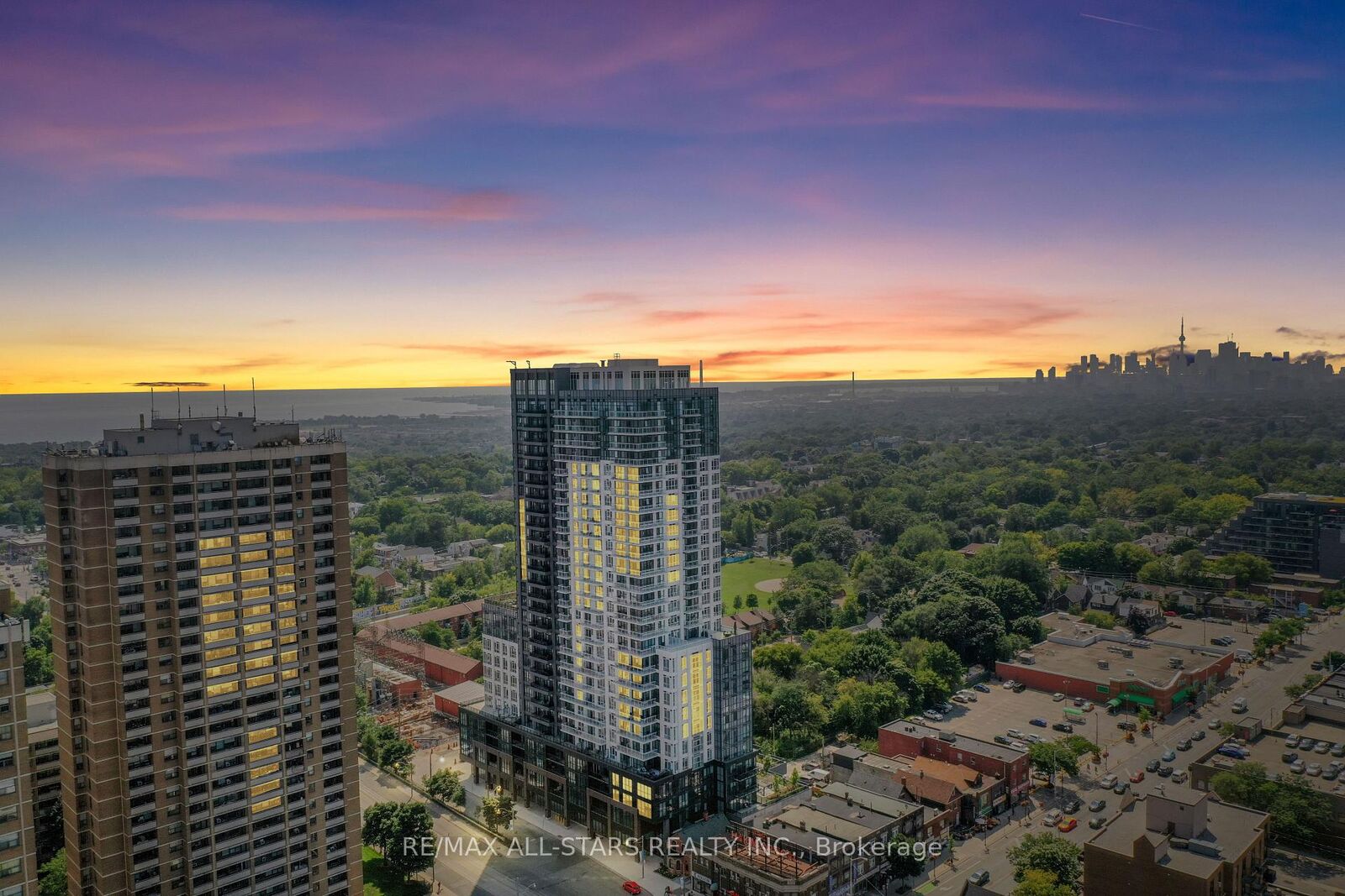 Property Photo:  286 Main Street 1811  ON M4C 0B3 