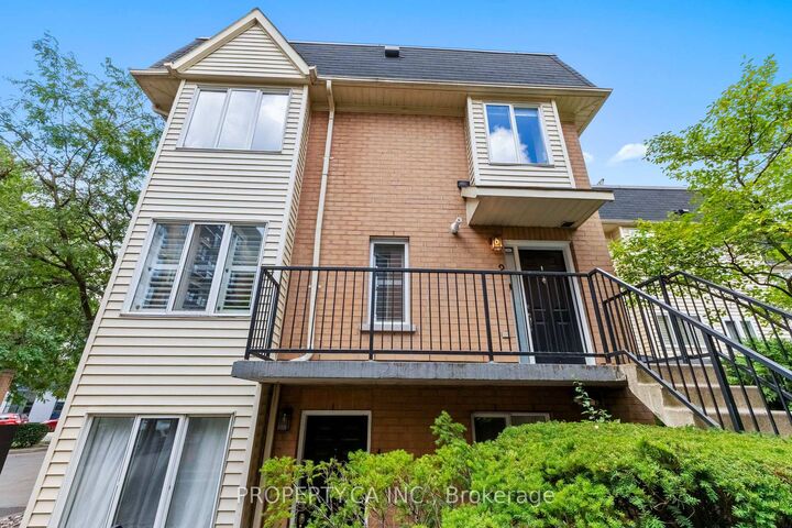 Property Photo:  208 Niagara Street Th2  ON M6J 3W5 