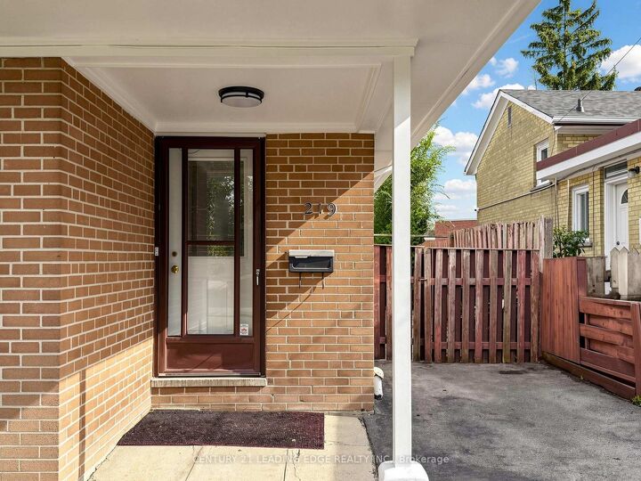 Property Photo:  219 Lynedock Crescent  ON M3A 2B5 