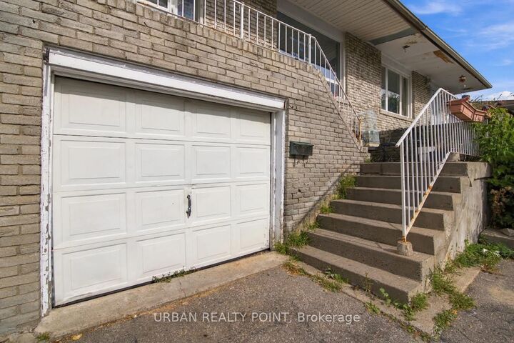 Property Photo: 31 Ivybridge Drive ON L6V 2X1
