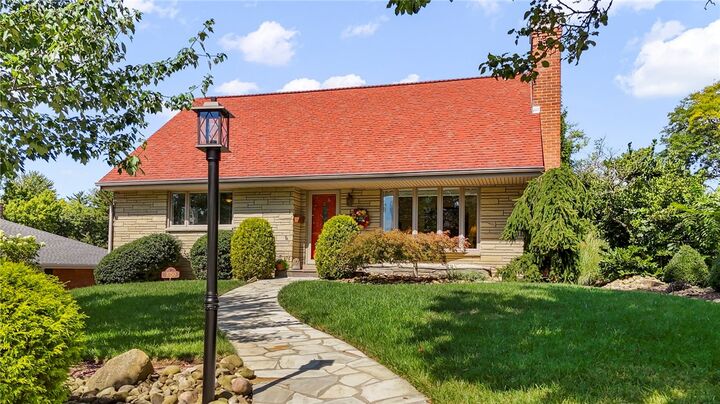 Property Photo: 1050 Larchdale Drive PA 15243