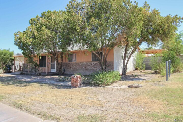 Property Photo: 1003 E Hacienda Dr AZ 85365
