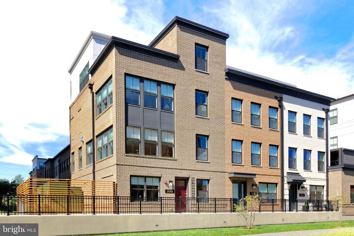 Property Photo: 200 Canal Center Plz VA 22314