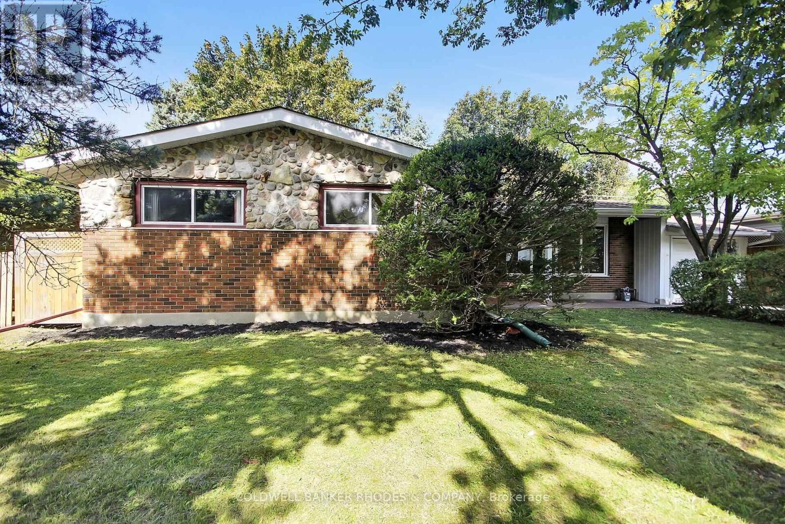 Property Photo:  11 Wallford Way  ON K2E 6B1 