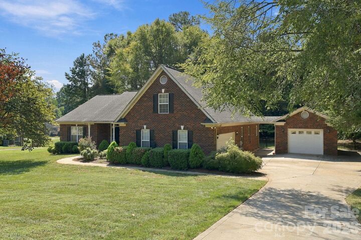 Property Photo: 5911 Sugarcane Court NC 28227
