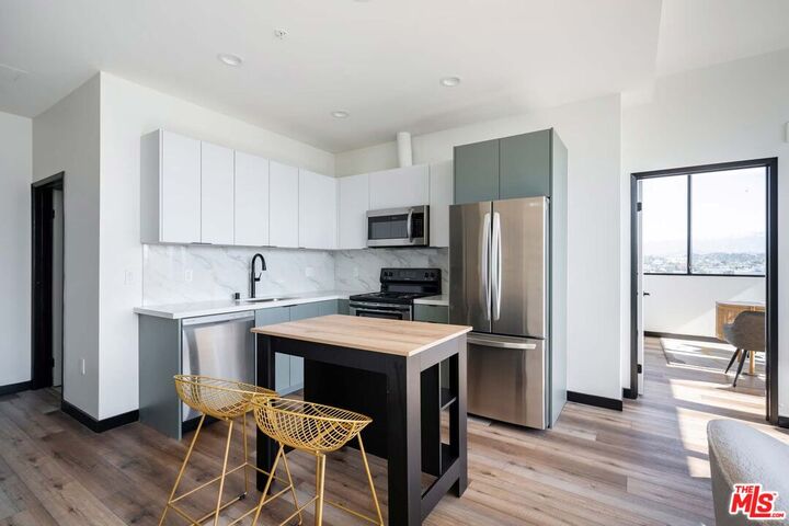 Property Photo: 2500 Wilshire Blvd, Unit 1008 CA 90057