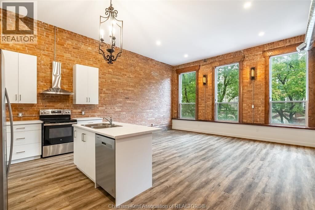 Property Photo:  164 King Street West 201  ON N7M 1E3 