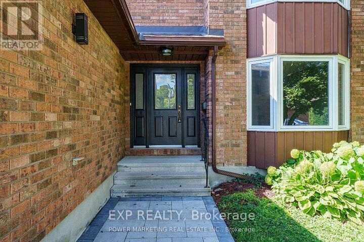 Property Photo: 5722 Kemplane Court ON K1W 1B8