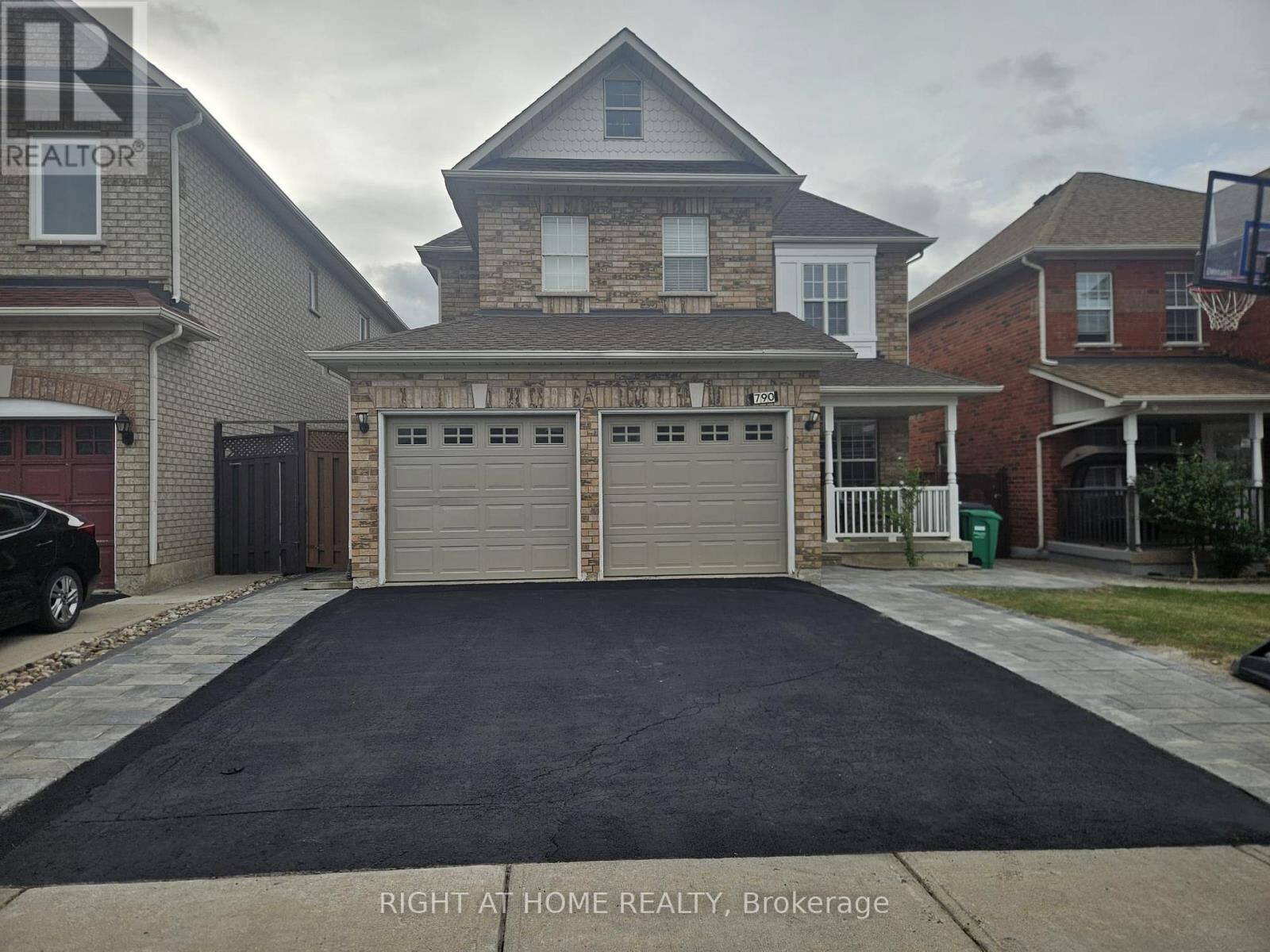 Property Photo:  790 Crawford Mill Avenue  ON L5W 1B5 
