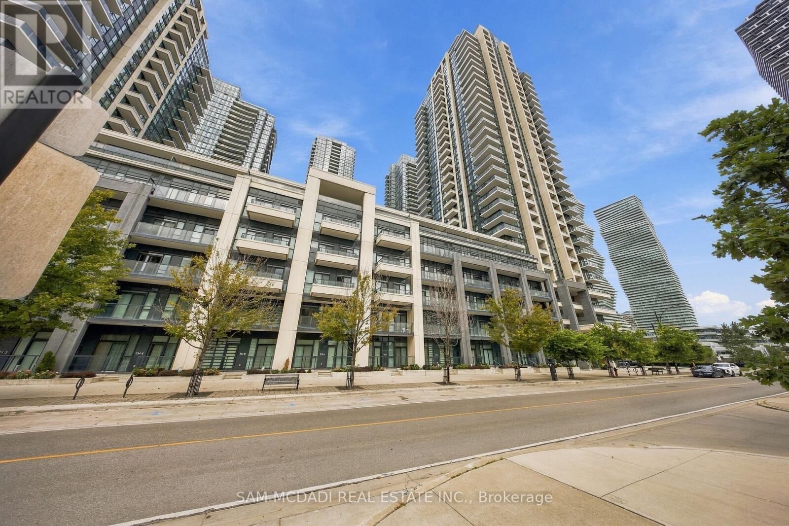 Property Photo:  4055 Parkside Village Drive Th6  ON L5B 0K8 