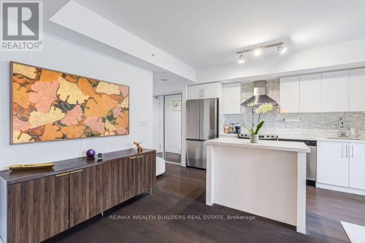 Property Photo: 58 Orchard View Boulevard 1707 ON M4R 1B9