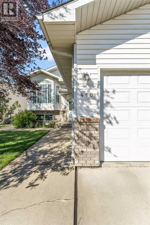 Property Photo:  460 Spruce Way Southeast  AB T1B 4L5 