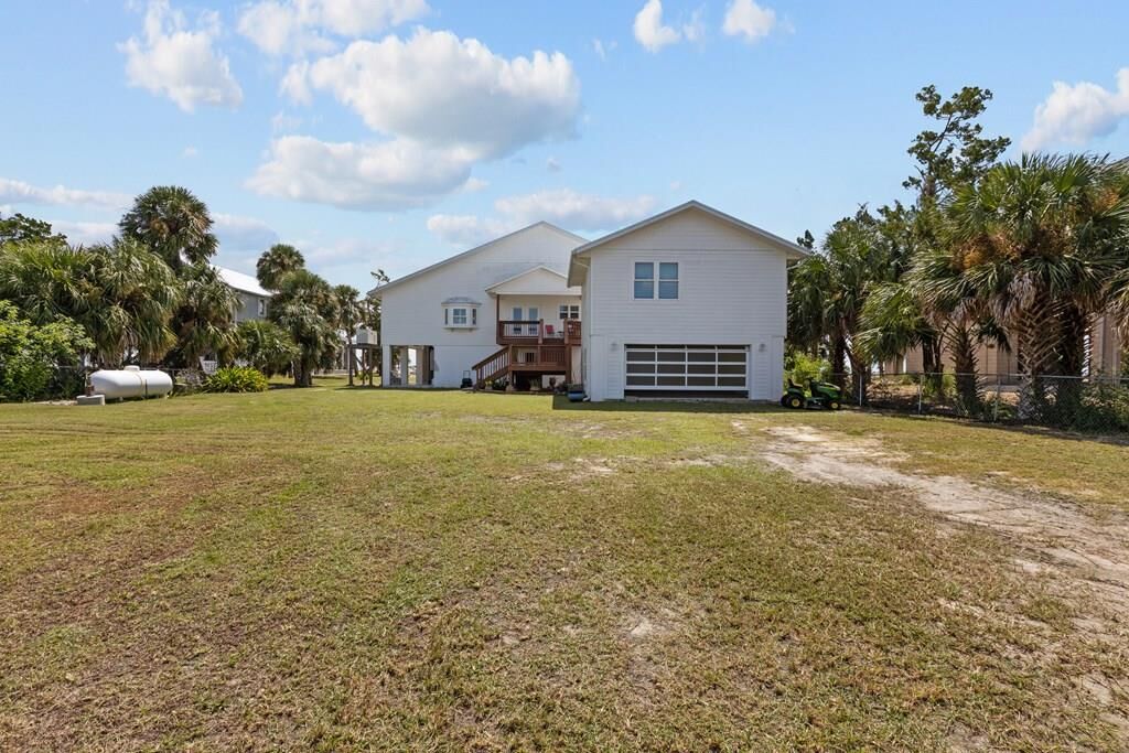 Property Photo: 16616 SW Airport Rd FL 32625