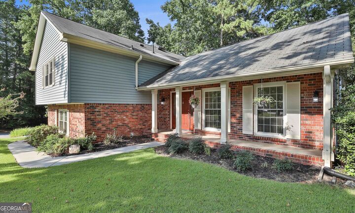 Property Photo:  201 Lanyard Loop  GA 30269 