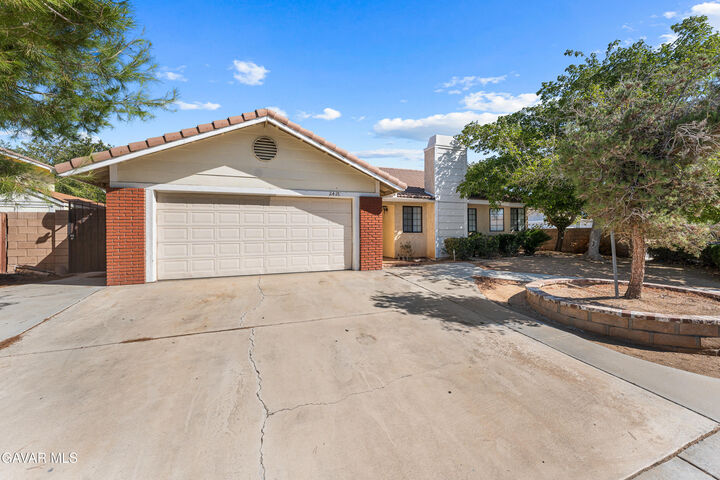 Property Photo: 2427 Oakcrest Avenue CA 93550