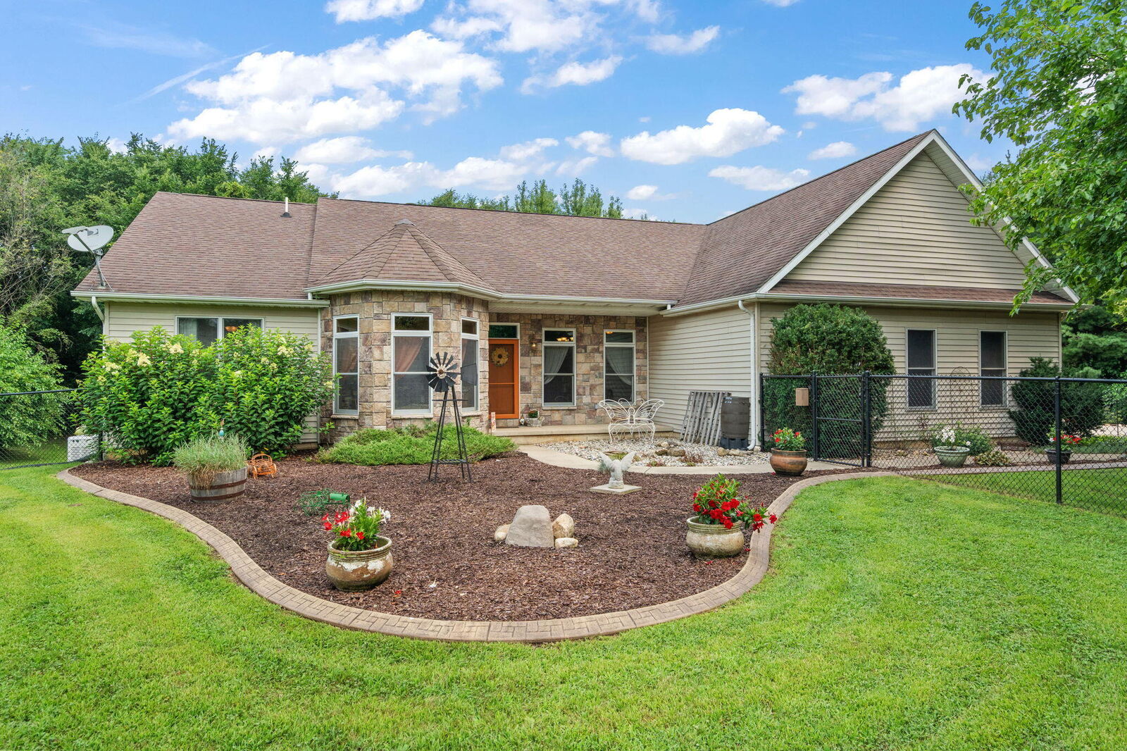Property Photo: 639 E US Highway 6 IN 46391