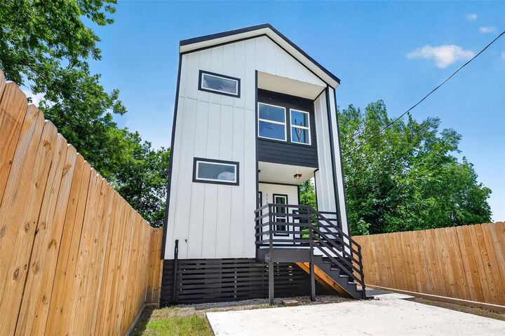 Property Photo: 2205 Des Chaumes Street TX 77026