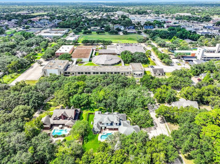 Property Photo: 203 W Spreading Oaks Avenue TX 77546
