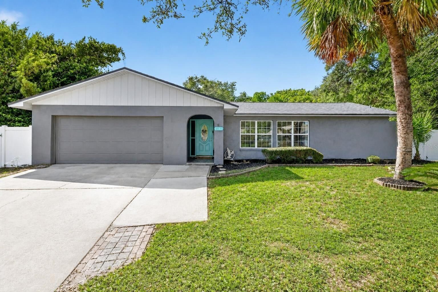 Property Photo: 304 Quail Court FL 32707