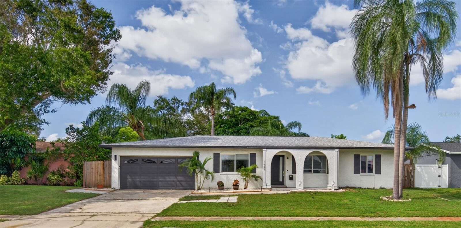 Property Photo: 1689 Pennsylvania Avenue NE FL 33703